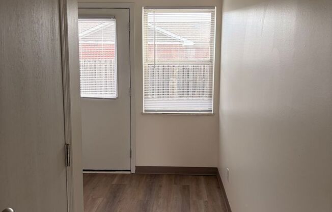 2 beds, 1 bath, 885 sqft, $1,150, Unit 740