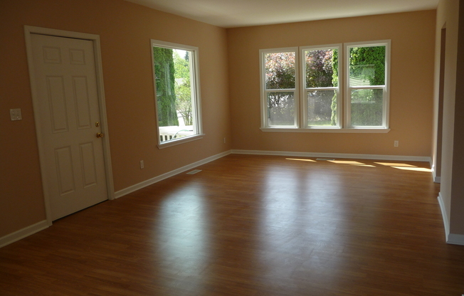 Bright, beautiful home in quiet and covenient neighborhood