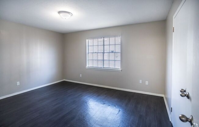 2 beds, 1 bath, 840 sqft, $825