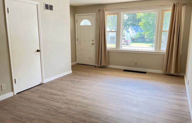 Charming 2 bedroom home, garage parking!