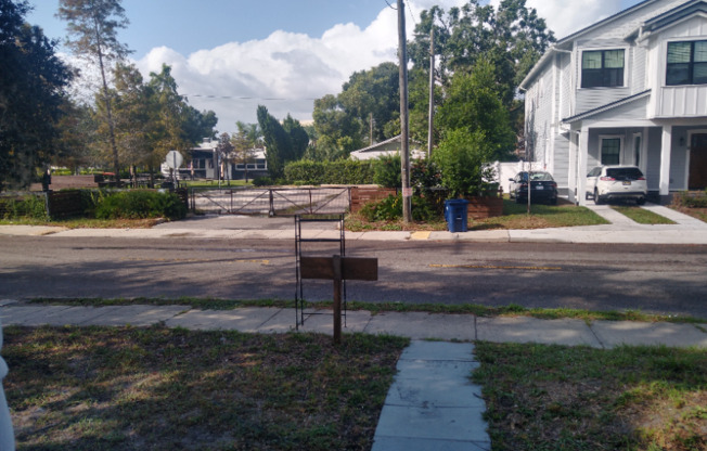 905 E OSBORNE AVE