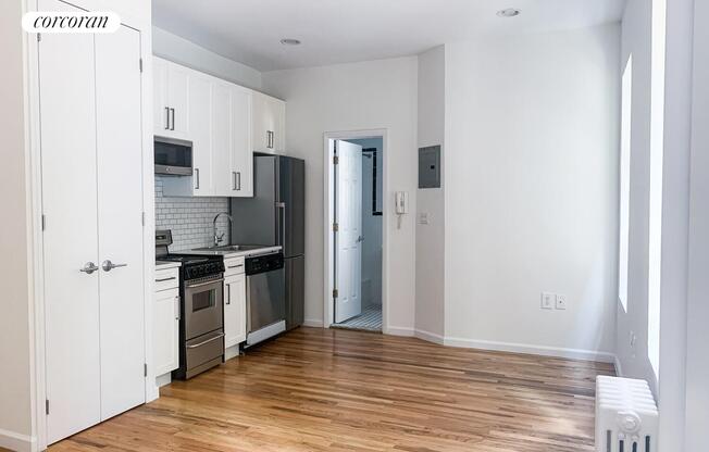 128 W 13 ST