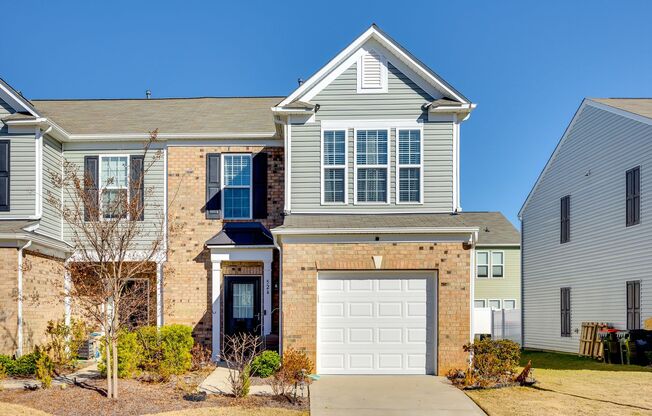 Beautifully maintained 3-bedroom townhome in Catawba Village in Fort Mill!