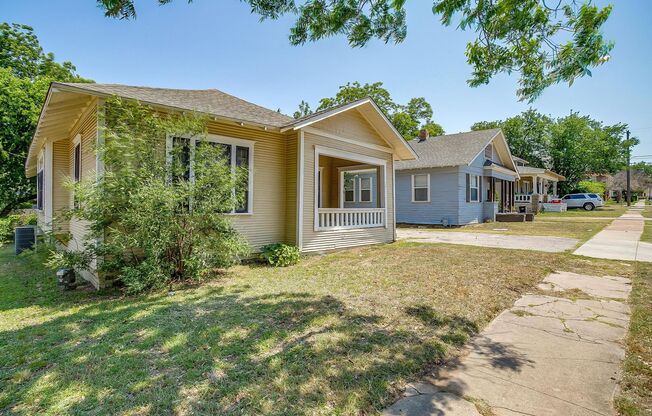 Large 4 Bed, 2 Bath in the heart of Historic Southside- 76104