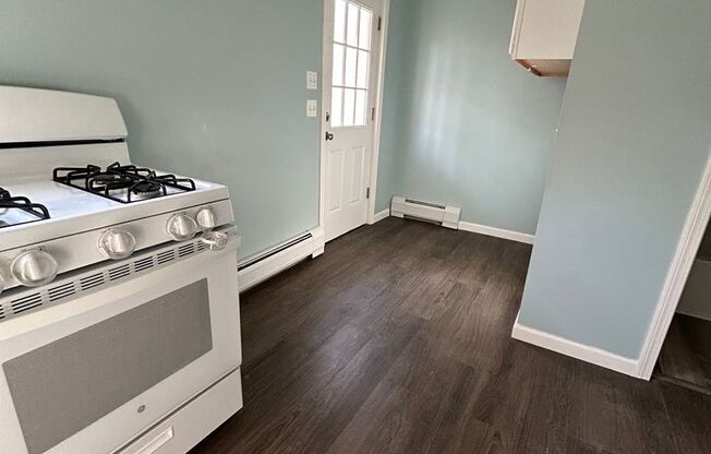 1 bed, 1 bath, 950 sqft, $1,225, Unit 82 Down