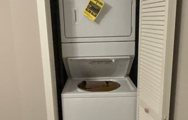 Studio, 1 bath, 500 sqft, $995, Unit 24