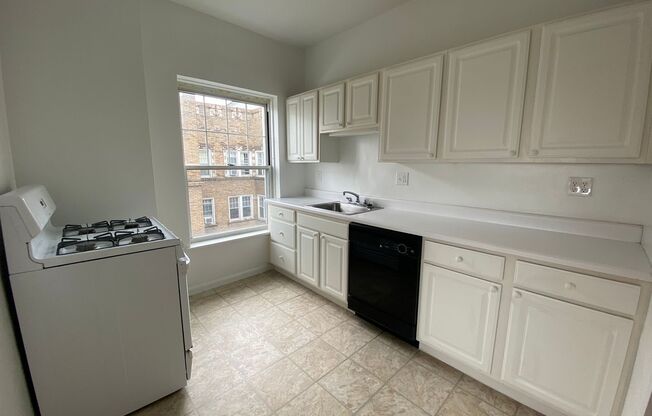 1 bed, 1 bath, 572 sqft, $1,510, Unit Old King Edward 86