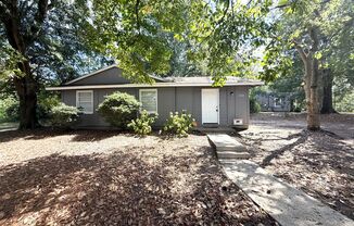 ** 3 bed 1 bath located in Forest Hills ** Call 334-366-9198 to schedule a self showing