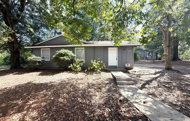 ** 3 bed 1 bath located in Forest Hills ** Call 334-366-9198 to schedule a self showing