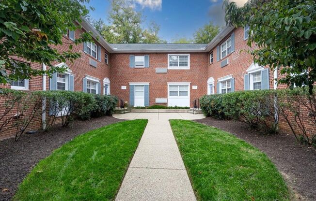 Spacious 1 + 1 Condo in quiet walk up Bldg.