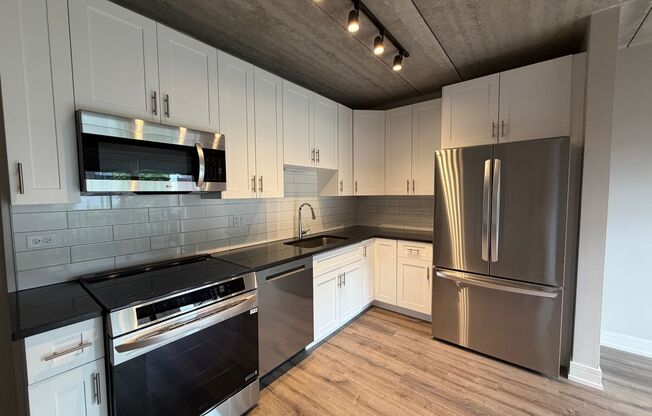 2 beds, 2 baths, 908 sqft, $3,575, Unit 952-511