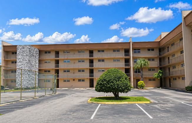 Welcome to Tampa Racquet Club – Where Comfort Meets Convenience!
