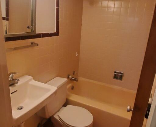 1 bed, 1.5 baths, $590, Unit H