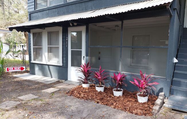 Charming 1 Bedroom - Downstairs  | 1 Bathroom Home in Prime Lakeland Location