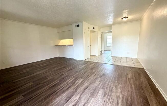 1 bed, 1 bath, 700 sqft, $999, Unit LAW9-306