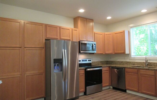 Light and Bright 3 bedroom 2.5 bath Townhome in Renton