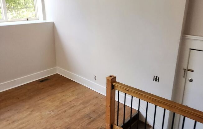 Light and Airy 2 bedroom 1 bathroom apartment with washer/dryer-hook ups in unit!