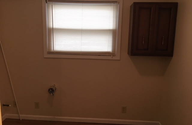 2 beds, 1 bath, $1,100