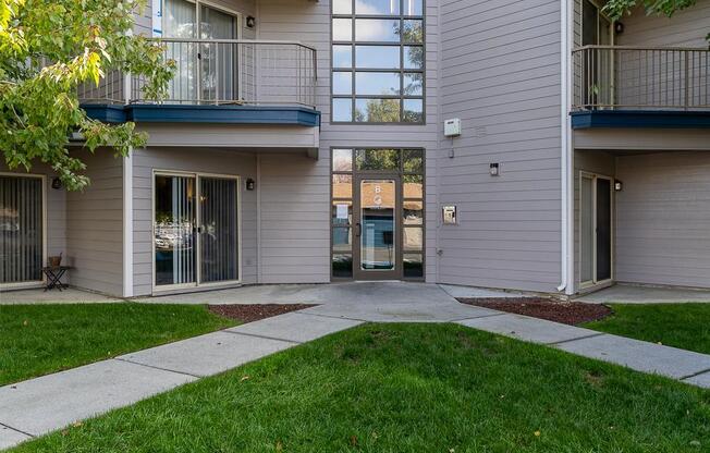 an exterior view of an apartment building with a sidewalk and grass  at Shoreline Village, Richland