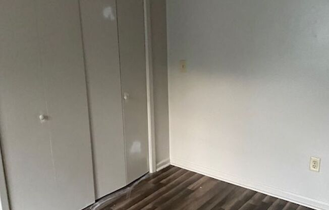 2 beds, 1 bath, $725, Unit F