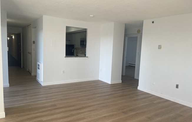 2 beds, 1 bath, 940 sqft, $2,350, Unit 13M