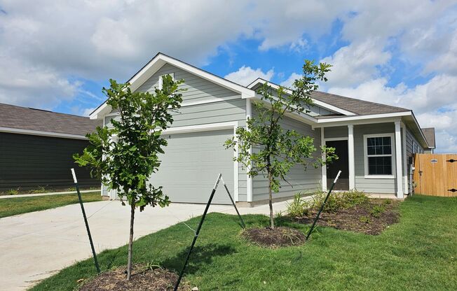 Charming 3 Bed / 2 Bath Home in Bastrop Grove!