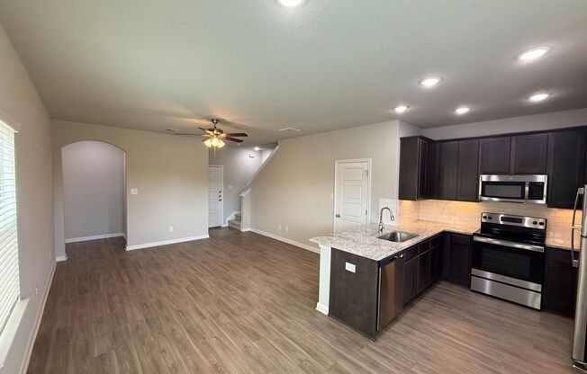 3bd/2.5ba Two-Story Duplex in Prime Location