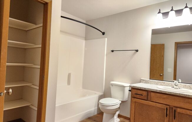 2 beds, 1 bath, 1,006 sqft, $1,290, Unit 3520 108