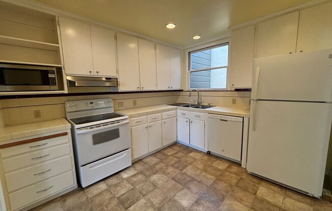 2 beds, 1 bath, $3,400