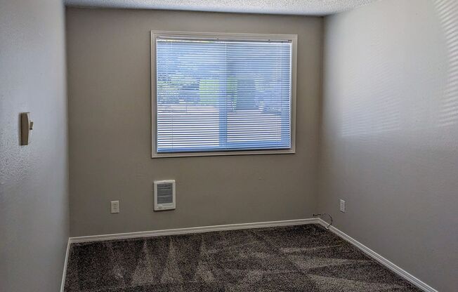 2 beds, 1 bath, 889 sqft, $1,295, Unit 33