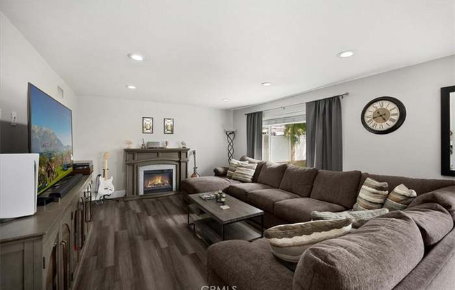 272 PINE AVE
