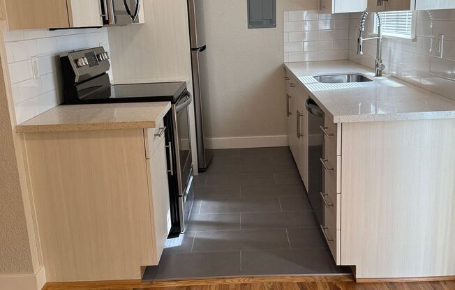 SPECIAL OFFER $100 Credit Gorgeous NEW MODERN REMODEL Townhouse-2bd 1.5baths 1000 sf Hardwood Flooring Quartz Counters Stainless Steel Appl-DW-Tiled bath-Patio-Pets-Parking