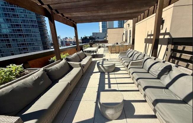 25 21 43 AVE