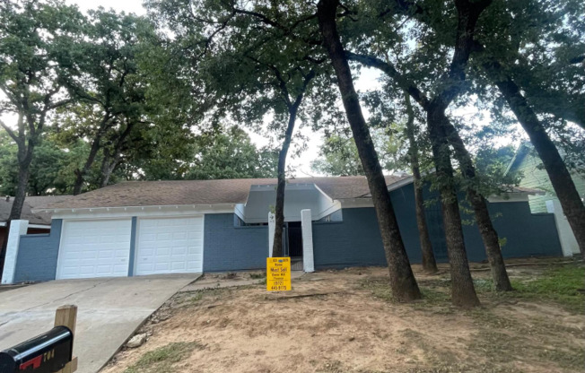 704 W PLEASANTVIEW