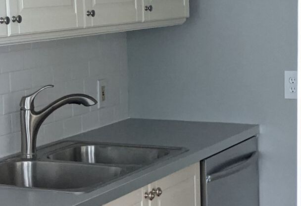 1 bed, 1 bath, 1,050 sqft, $1,195, Unit 131-133 East 46th St - 6