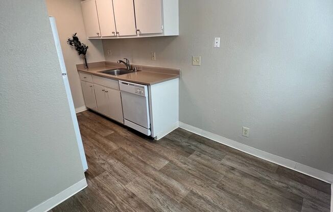 2 beds, 1 bath, $1,595