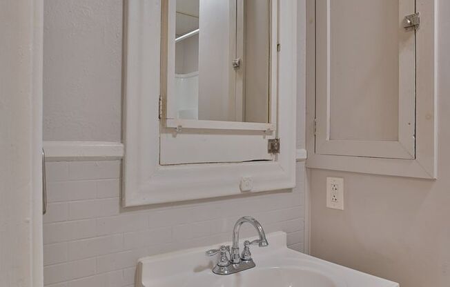 1 bed, 1 bath, 300 sqft, $985, Unit Apt 4