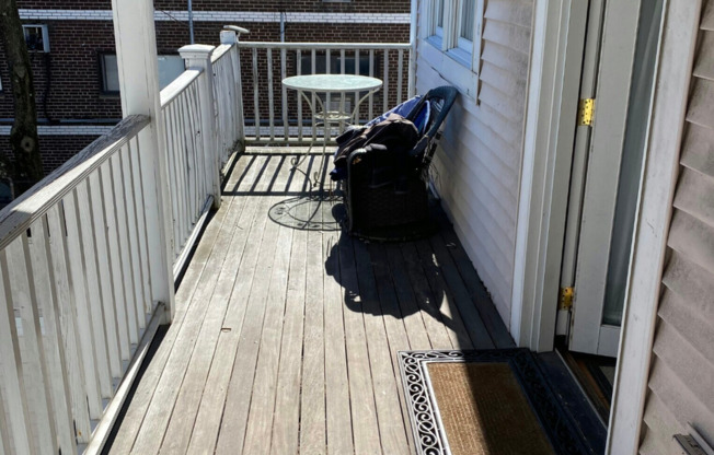 2-Fl Duplex Available for June! 3-beds, 2.5 Baths