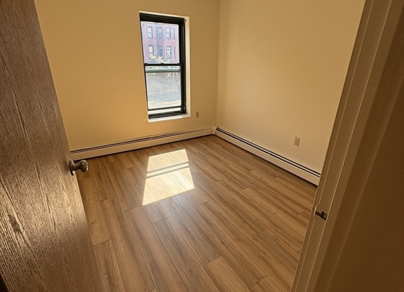 3 beds, 2 baths, 1,198 sqft, $4,400, Unit 34