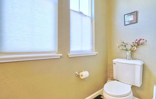 Light, Bright and Warm 2 Bedroom, 2.5 Bathroom Townhome