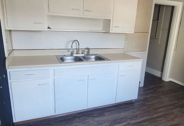 1 bed, 1 bath, $550, Unit 518 N Washington St - 2