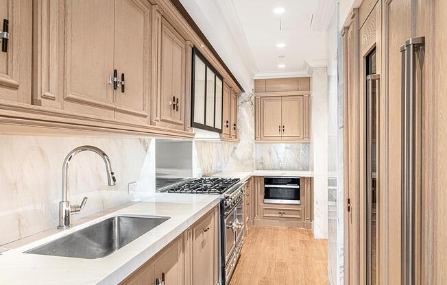 27 E 79 ST
