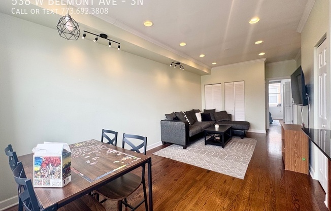 538 W BELMONT AVE
