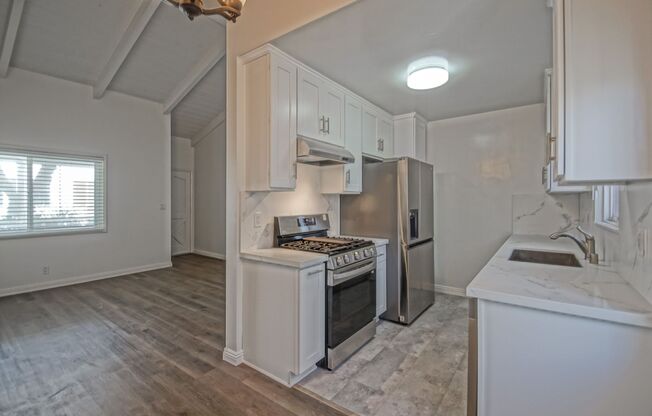 Remodeled & Incredibly Charming, 1BR1BA North MB Walkstreet Apartment in Well-Kept Ranch Style Building 100 Yards to Beach!