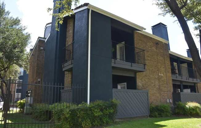 Oakwood Creek Apartments exterior building