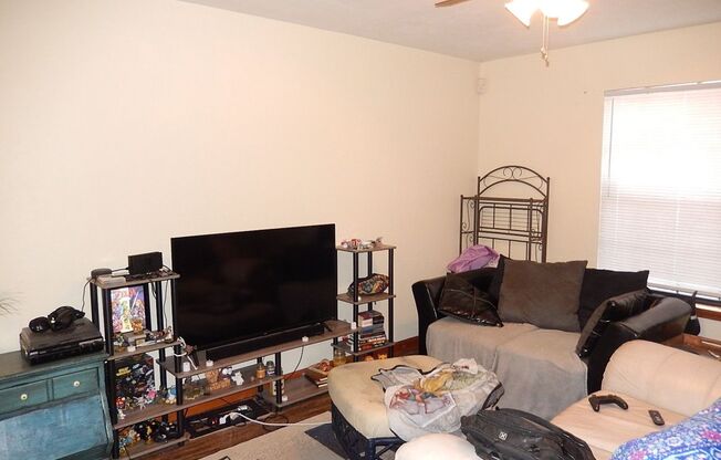 NICE 2/1.5 NW TWN w/ Open Floor Plan, Washer/Dryer, Patio, Community Pool, & More! $1195/month Avail September 1st!