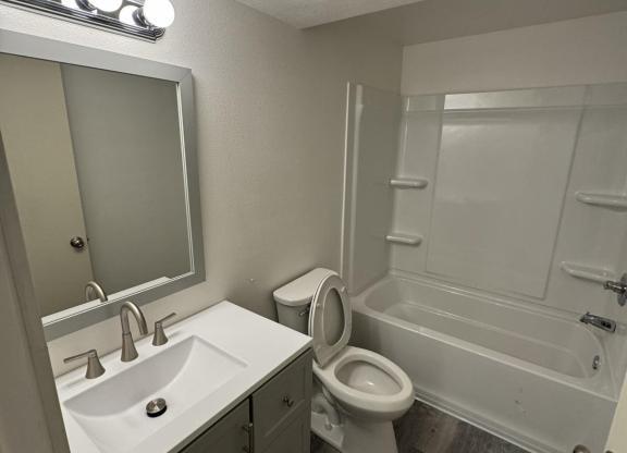 2 beds, 1 bath, 910 sqft, $1,050