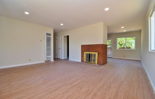 $3495 / 3 BR - NICELY REMODELED SUNDALE HOME IN CENTRAL FREMONT