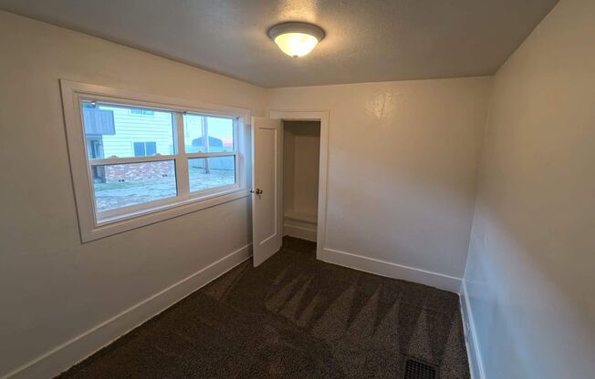 4 beds, 1 bath, $2,095, Unit 2020