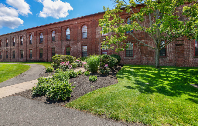 Beautifully maintained grounds | Bigelow Commons